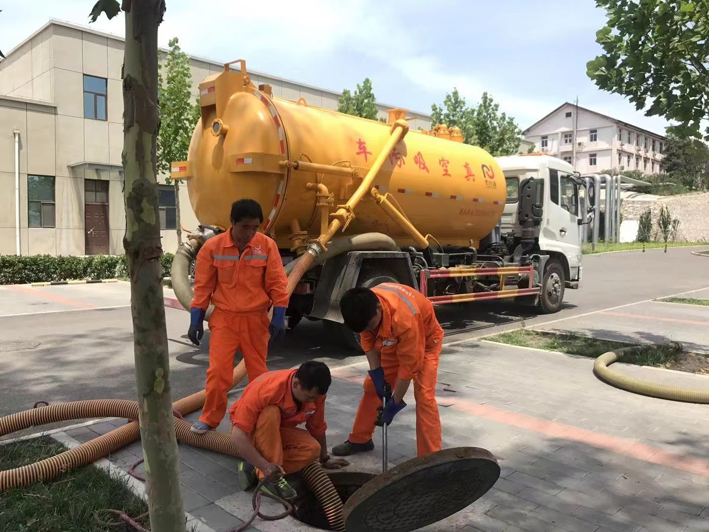 曲靖化粪池清理与5-8吨吸粪车施工效率分析